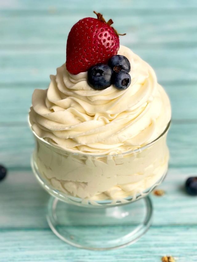 the-bakery-secret-to-easy-stabilized-whipped-cream-amycakes-bakes