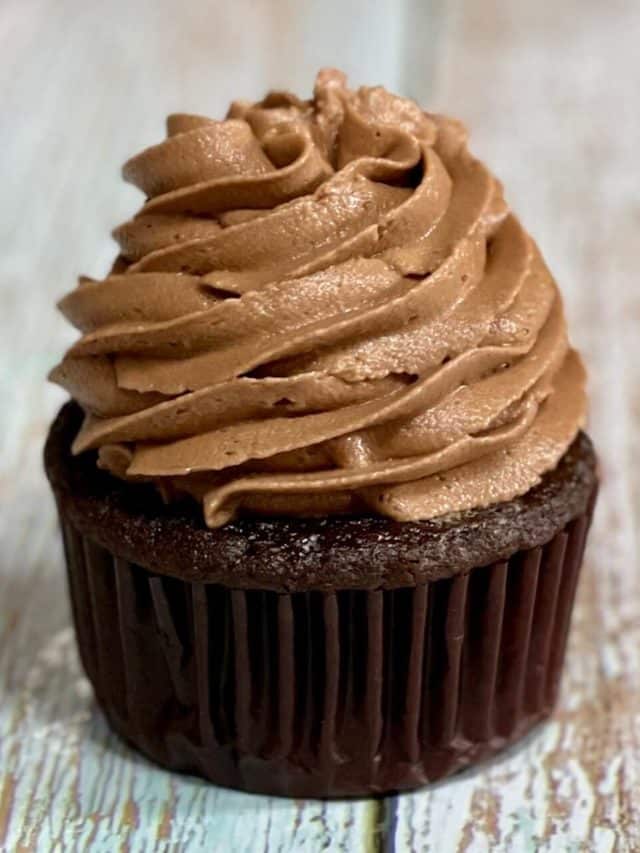 Fluffy Chocolate Buttercream Frosting: A Bakery Recipe