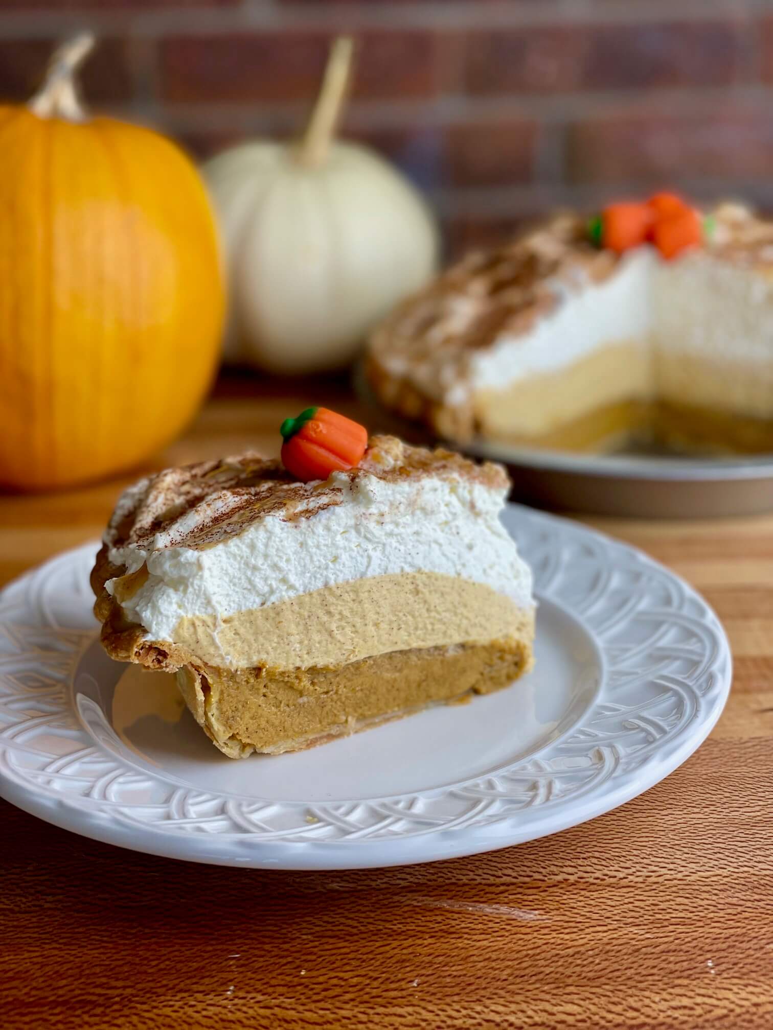https://amycakesbakes.com/wp-content/uploads/2021/11/Pumpkin-Cream-Pie-Slice.jpg