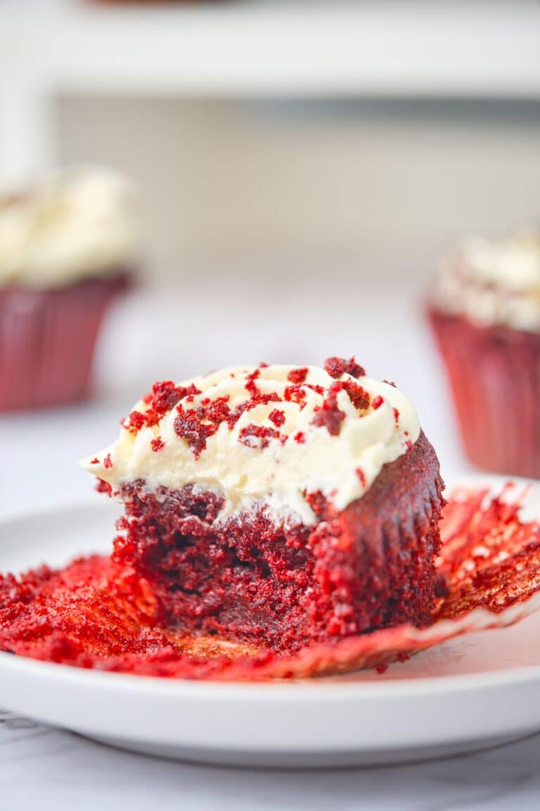 Extra Moist Red Velvet Cupcakes (easy recipe!) - Amycakes Bakes