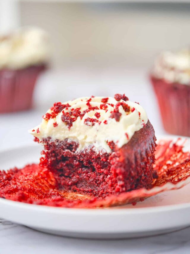 Christmas Red Velvet Bundt Cake - Amycakes Bakes