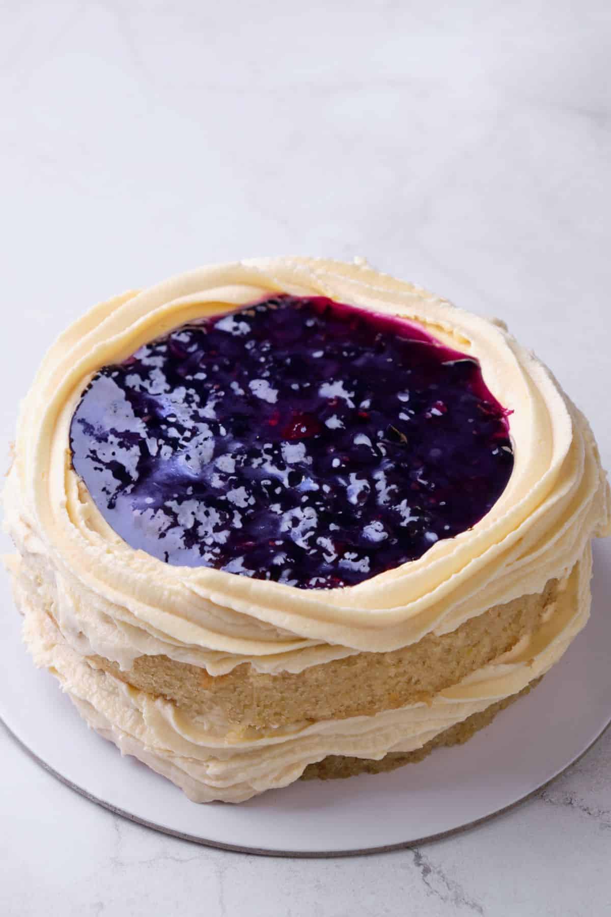 https://amycakesbakes.com/wp-content/uploads/2023/06/round-cake-layer-filled-with-blueberry-filling.jpg