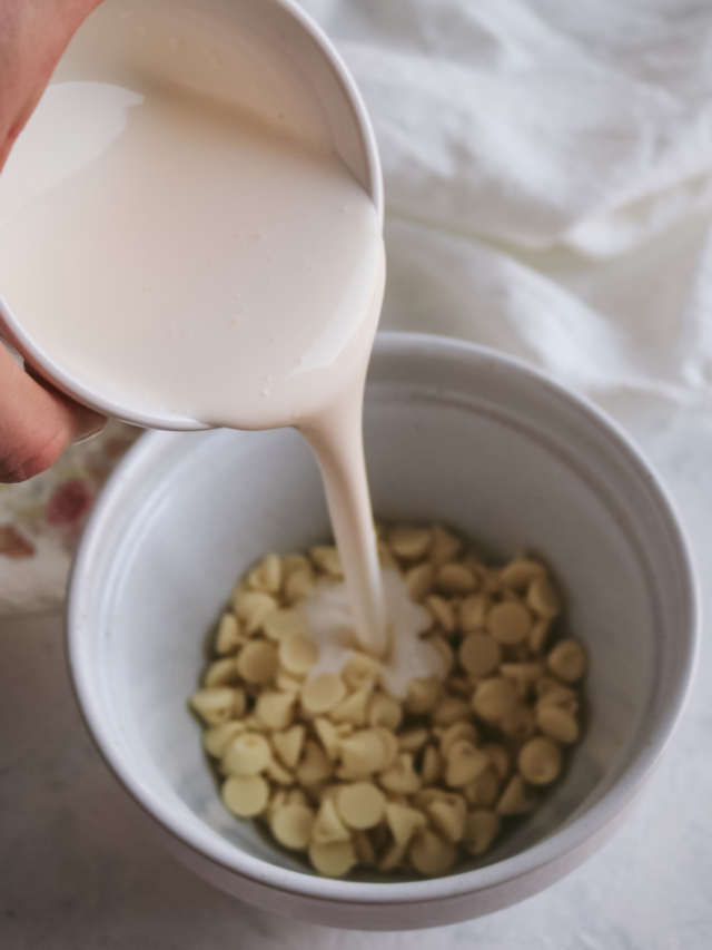 Easy White Chocolate Ganache Recipe (Two Ingredients) - Amycakes Bakes